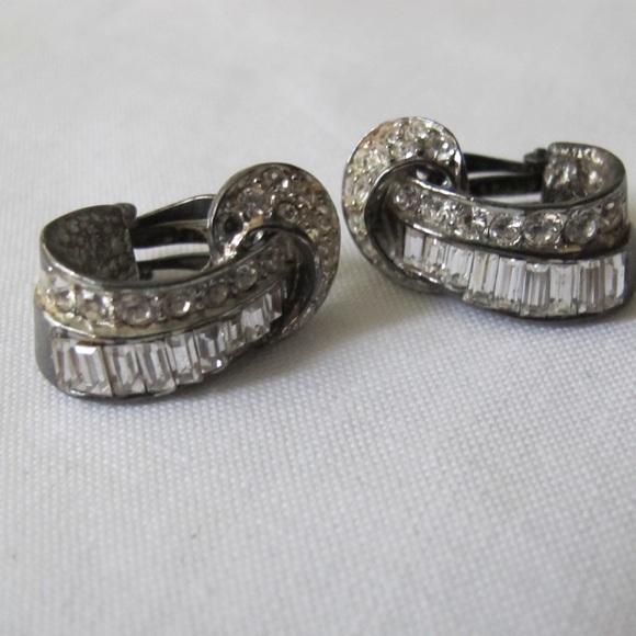 Vintage Jewelry - 😎Vintage Carolee rhinestone clip on earrings